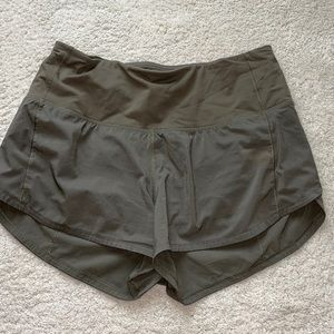 Lulu high rise Speed up green short Sz 6